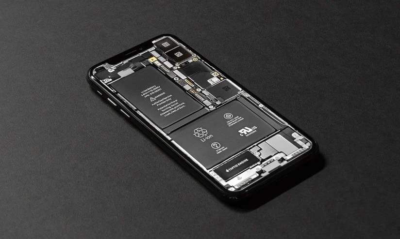 iPhone aberto com bateria em destaque para troca de bateria